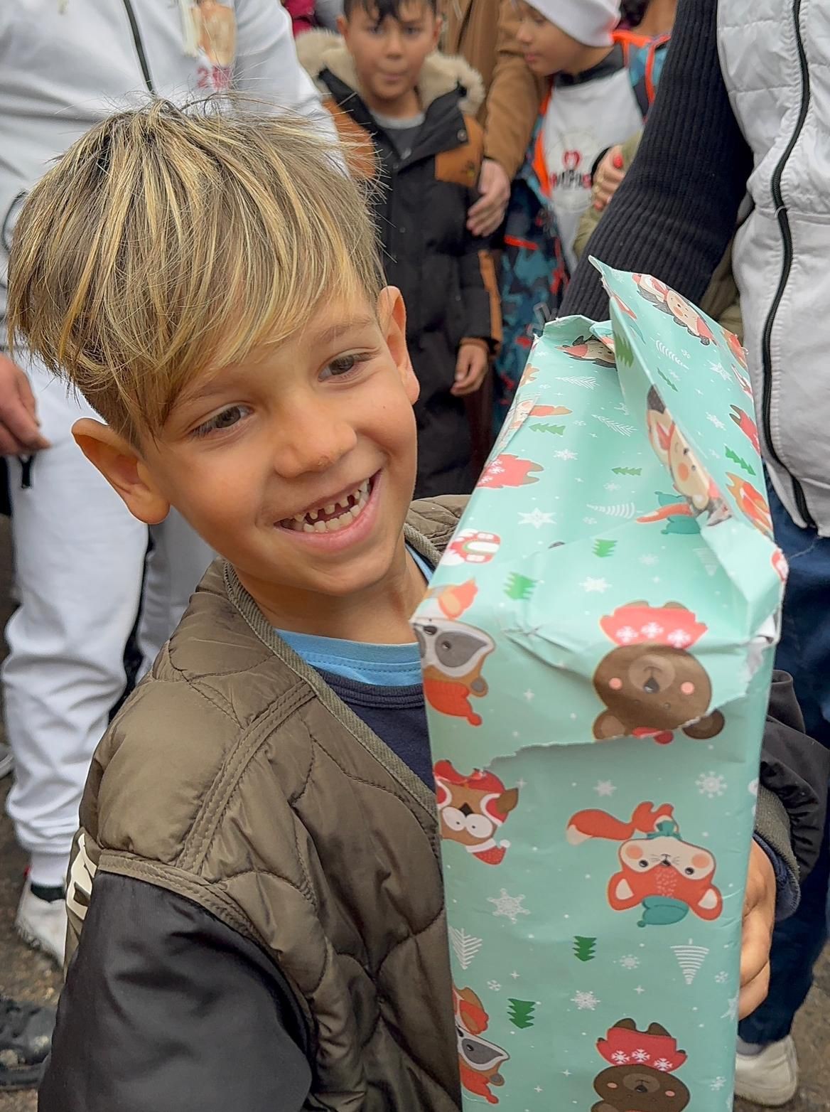 Copil fericit cu cutie MyShoeBox